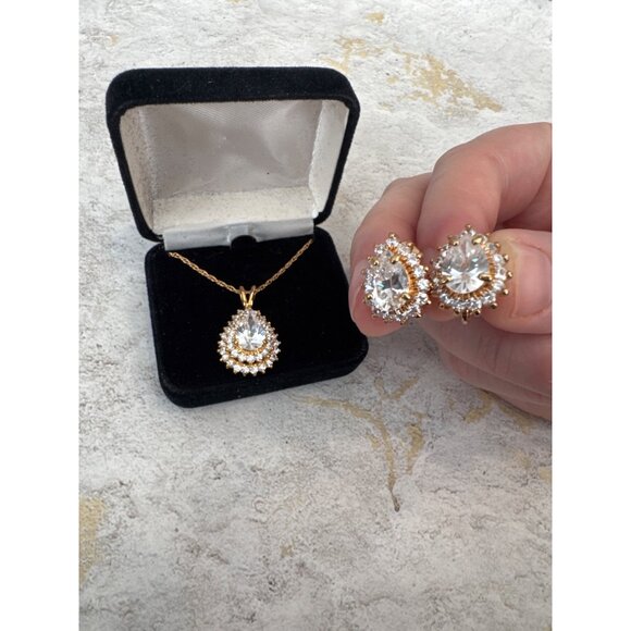 Vintage Pear Shaped Jewelry Set Clip On Earrings and Necklace Gift - Picture 4 of 8